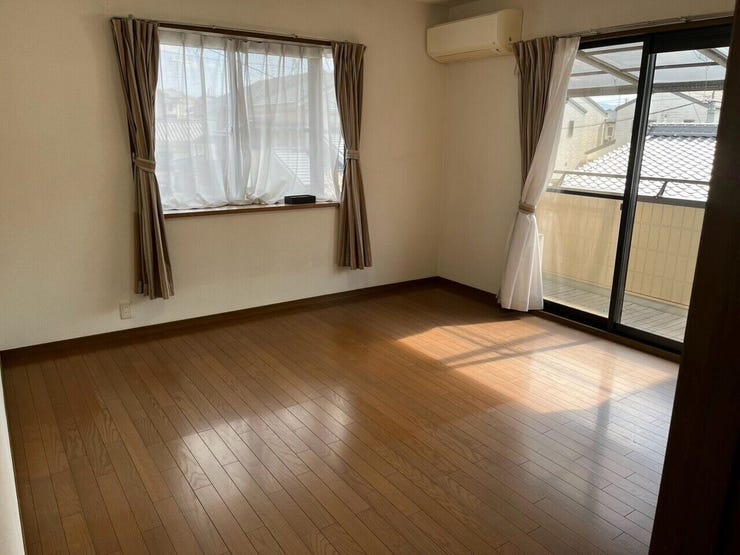 2階南東側洋室
バルコニーに続く大きな窓から陽が差し込み明るいお部屋に♪