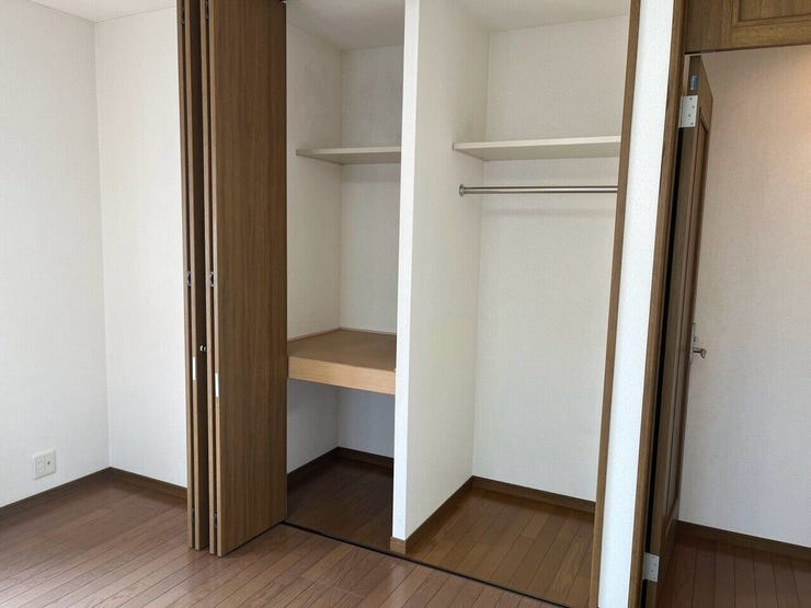 2階南東側洋室の収納
かさばる衣類もしっかりと収納♪