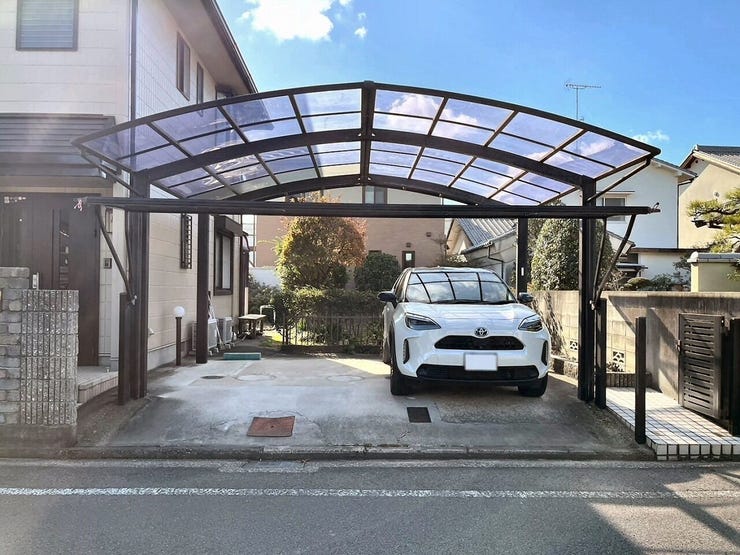 駐車場はカーポート付きで並列2台可。前面道路の幅員も5.9mと広く、楽々駐車できます。