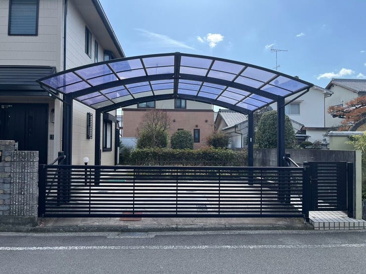 跳ね上げ式カーゲート付です。
駐車場の間口を広くお使いいただけます。
防犯の面でも◎