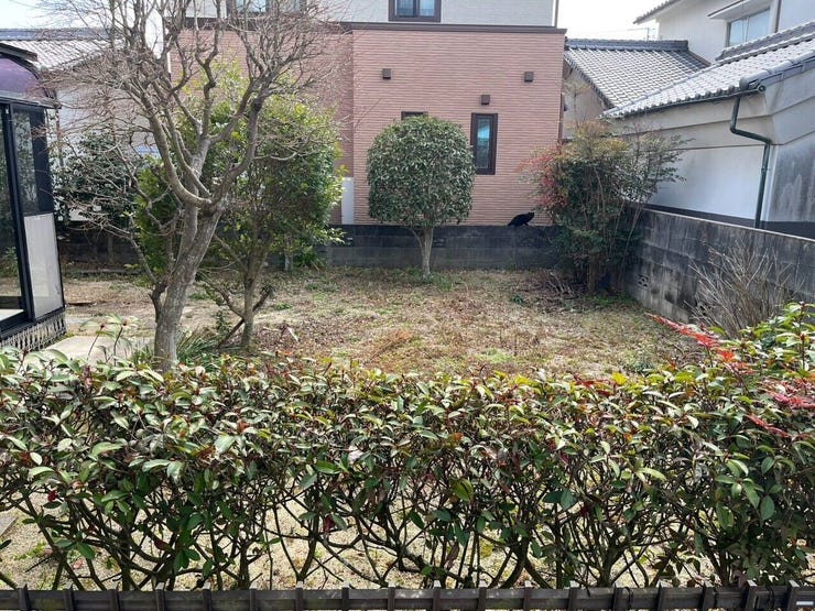 駐車スペース南側のお庭。
家庭菜園もできる広いお庭です。
要工事で駐車スペース拡張可能♪最大6台の駐車が可能に♪