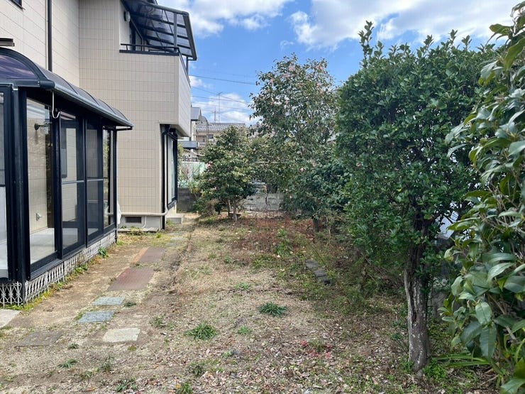 建物南側のお庭。
隣地との距離が確保できているため陽当り良好♪