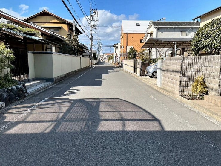 北東側道路は幅員5.9m