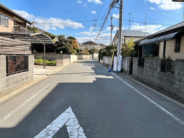 北東側道路は幅員5.9m