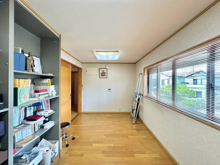 お子様が自分だけの時間を楽しめる、明るく心地よい子供部屋。成長に合わせて家具の配置を変えながら、長く活用できます。