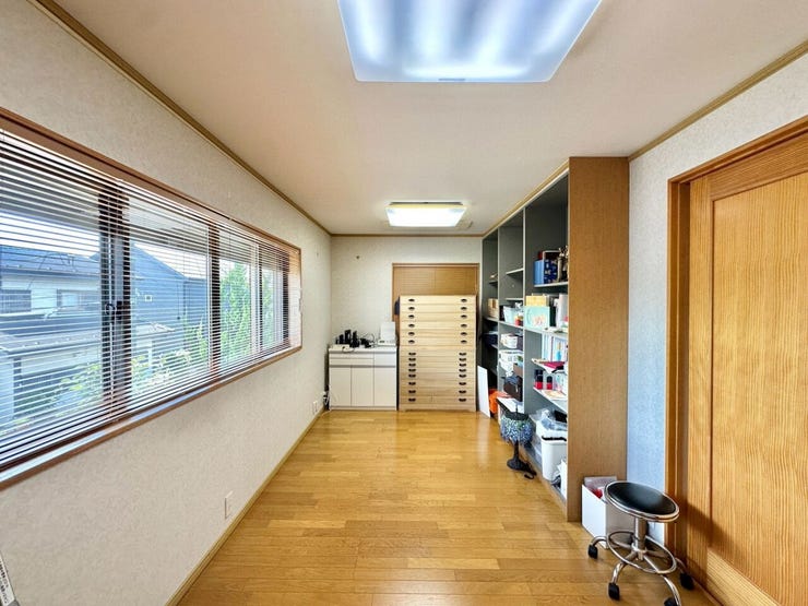 明るく落ち着いた子供部屋は、勉強や遊びに集中できる快適な空間。お子様の成長に寄り添いながら、長く使える嬉しい一室です。
