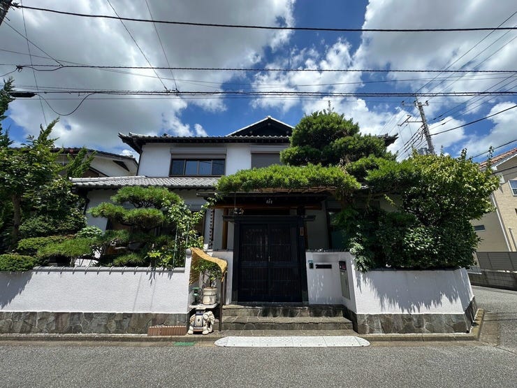 【外観】
住まいの第一印象を決める外観にもこだわりを感じる一邸。上品で落ち着いた佇まいが、暮らしに心地よさを添えてくれます。