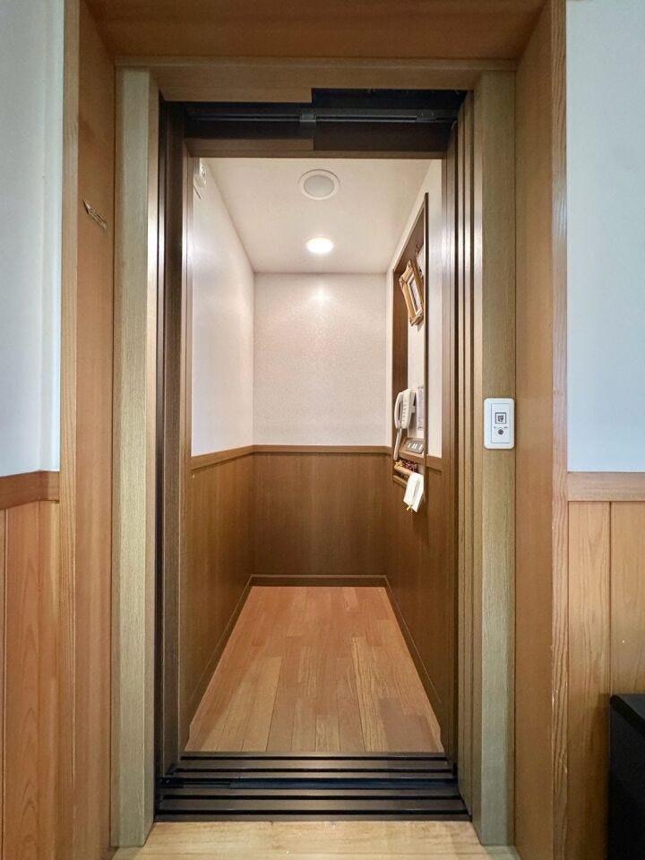 介護が必要な方の上下階への移動をサポートするホームエレベーター。車椅子での移動や介助の際にも活用でき、家族みんなの暮らしを支えてくれます。