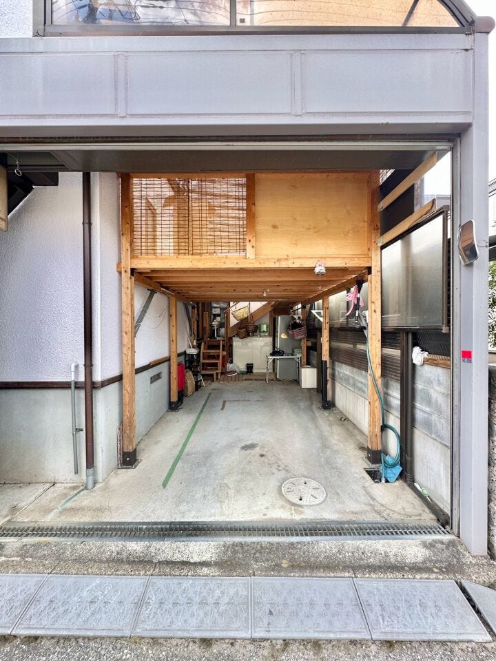 大切な愛車を雨風から守ってくれるガレージ付き。車の乗り降りや荷物の出し入れにも便利で、毎日のカーライフを快適にサポートします。