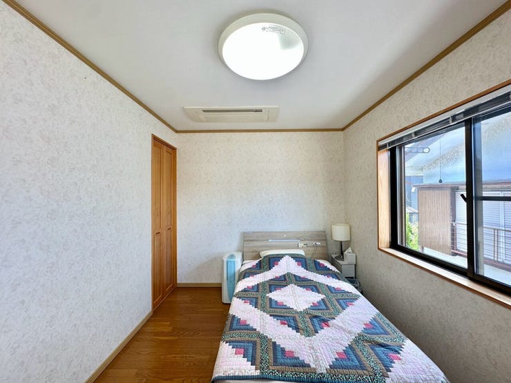 一日の疲れをゆっくり癒せる、落ち着きのある寝室。心地よい空間で、穏やかな眠りとリラックスした時間を過ごせます。