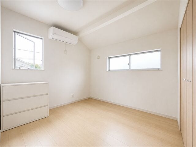 5.25帖洋室:北側にあるお部屋ですが、たっぷりと日差しが降り注ぐので明るい空間になっています。プライベートの時間も気持ちよく過ごすことができます
※実際の写真から家具等を消すCG加工をしています。