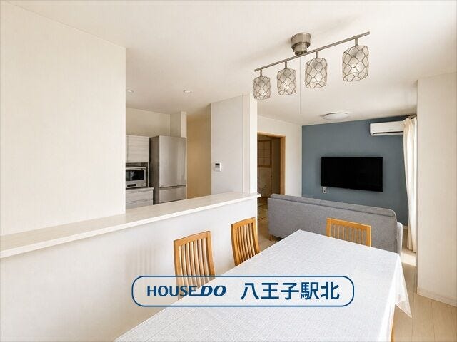 【リビング】
リビング:ご家族の憩いの場♪一緒にテレビを観たり食事をしたり、同じ時間を共有できる温かい空間となります♪
※実際の写真から家具等を消すCG加工をしています。
