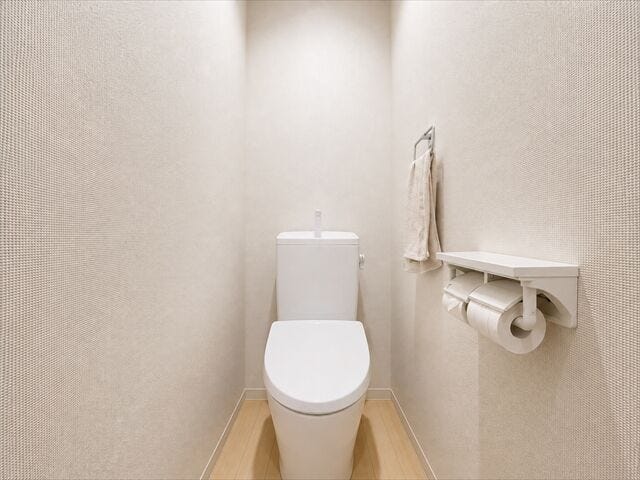 トイレ:ホワイトを基調とした清潔感のあるトイレです。ペーパーホルダーが2つあるのはうれしいですね。その上に小物を置くことができます。
※実際の写真から家具等を消すCG加工をしています。