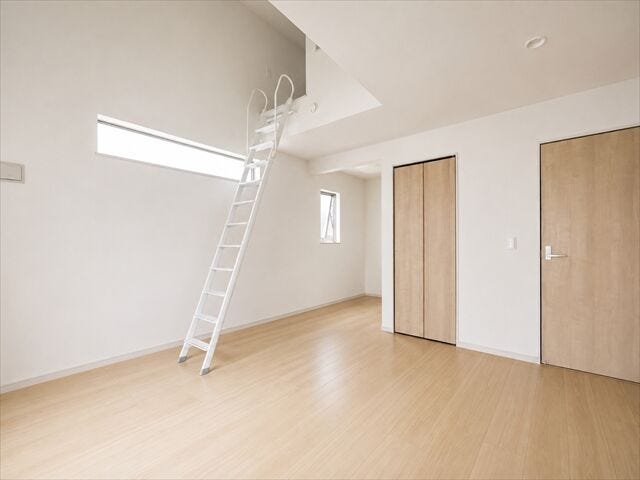 8帖洋室:広々としたお部屋なので、ご夫婦の寝室としてもお使いいただけそうです。日差しが入りプライベートの時間も気持ちよく過ごすことができそうです。
※実際の写真から家具等を消すCG加工をしています。