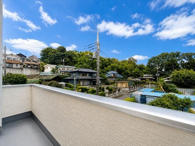 バルコニー:日当たりの良いバルコニー♪洗濯もはかどり、毎日お布団もふっかふか♪
※実際の写真から家具等を消すCG加工をしています。