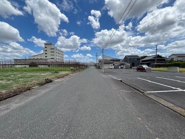 北側前面道路 約8.4mございます。