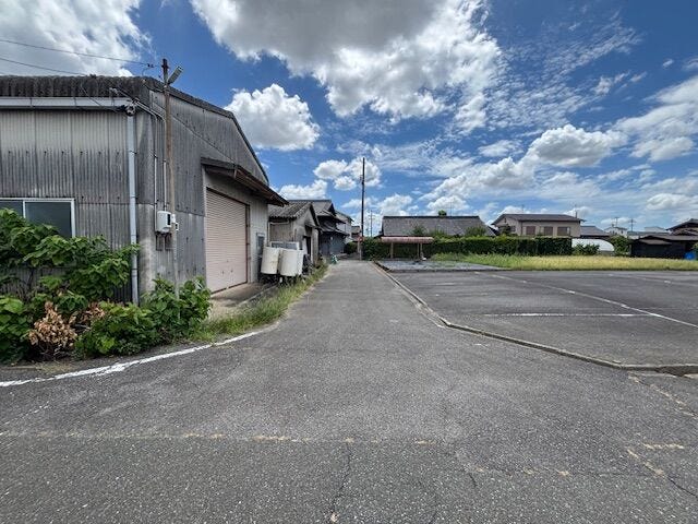 東側前面道路 約4.3mございます。