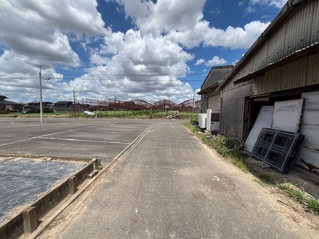 東側前面道路の様子です。