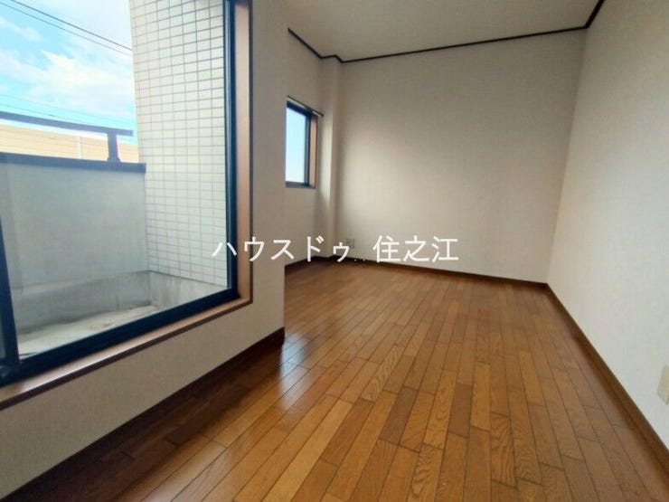 フローリングですのでお掃除もしやすいですよ