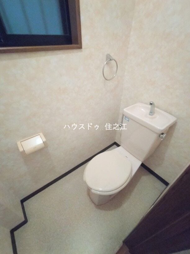 2階のトイレです。窓があるので換気にもなりますよ
