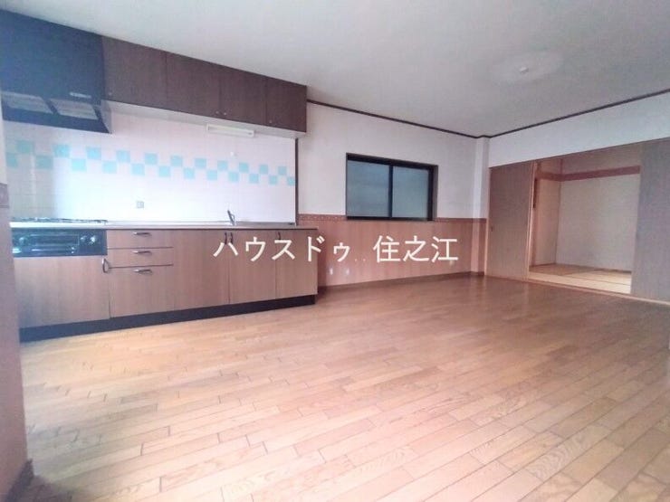 ソファーやダイニングテーブルを置いてもゆとりのある広さのリビングです
