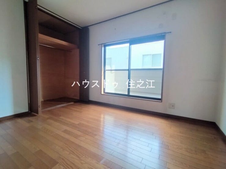 フローリングですのでお掃除もしやすいですよ