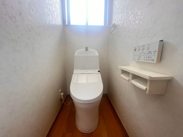 白基調で清潔感のあるトイレです♪