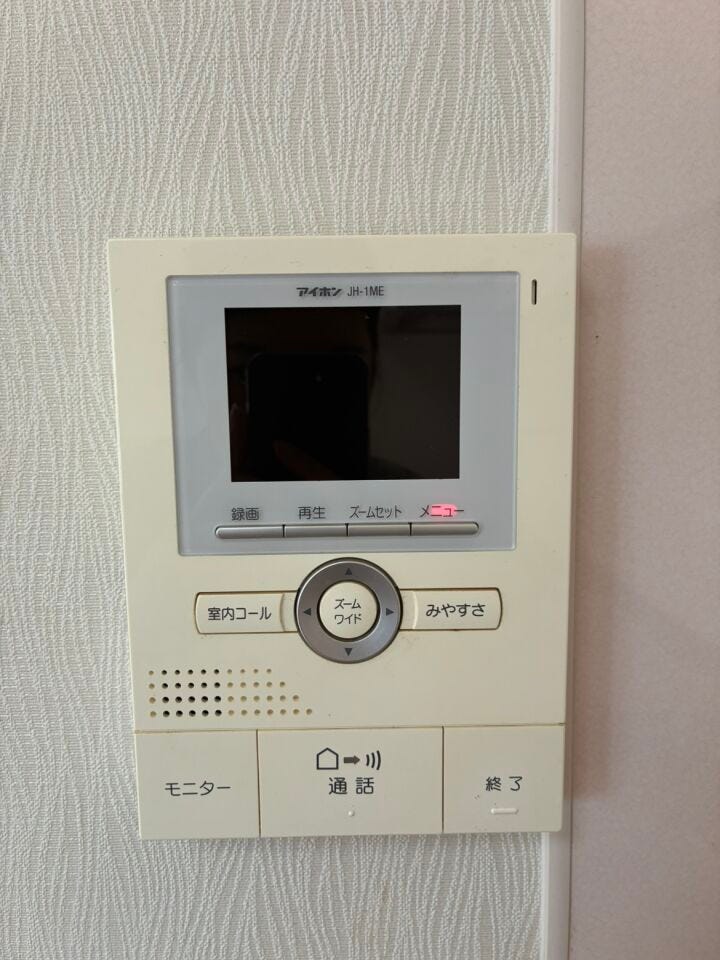 カメラ付きのインターホンで防犯面も安心ですね♪