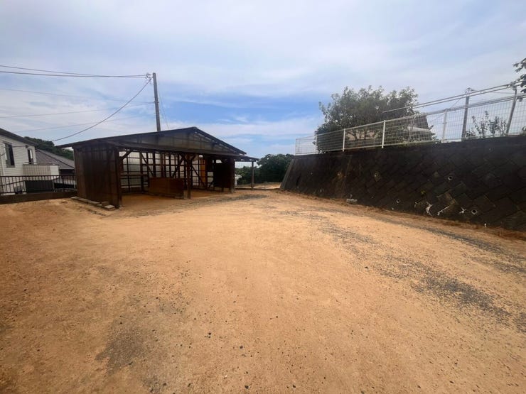 駐車場5台以上可能で便利です♪
小屋は解体予定です!