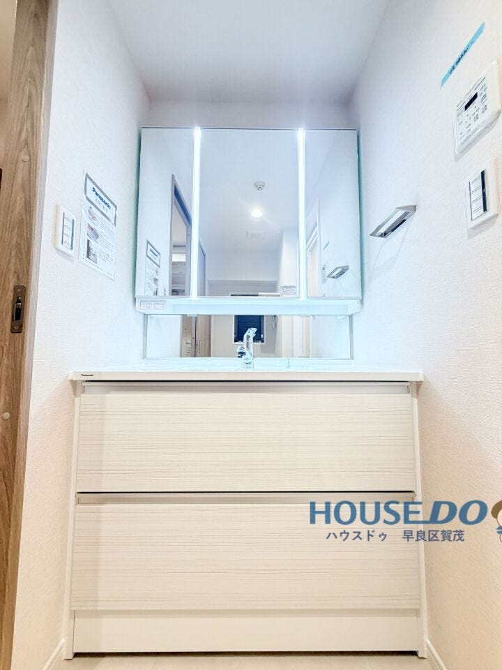 毎日使う洗面台だからこそ、お手入れのしやすさにこだわりを。
おそうじラクラクカウンター&排水口を採用し、
ソフトクローズ機構も備えた、使う人にやさしい洗面化粧台です。