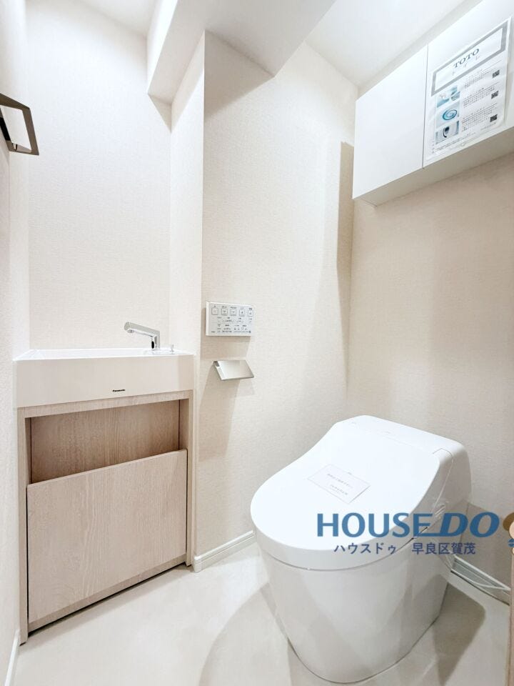 TOTOのトイレは、タンクレス、自動開閉など嬉しい機能付き
手洗い場もあるのが嬉しいですね