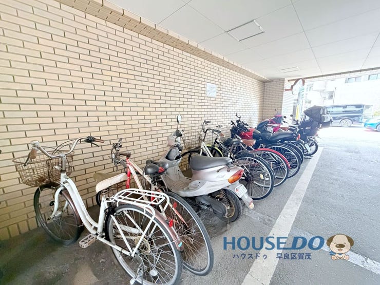 屋根付きの駐輪場で、雨の日も安心