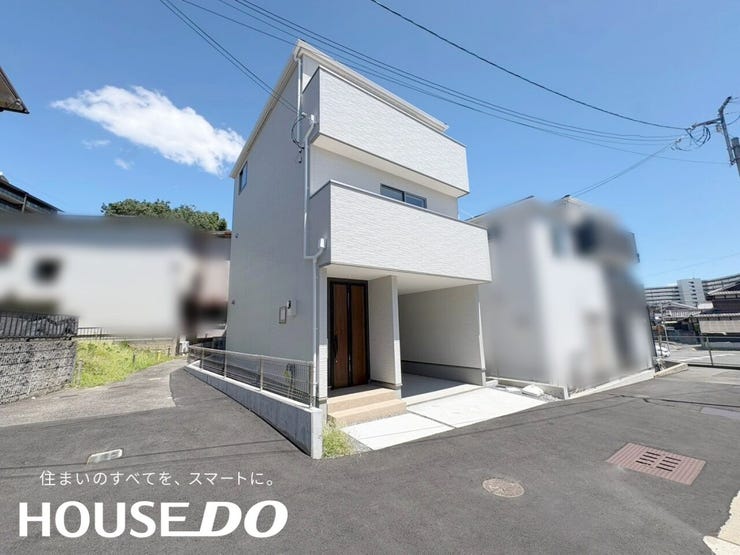 新築戸建の外観。シャープなデザインの外壁が目を引きます。