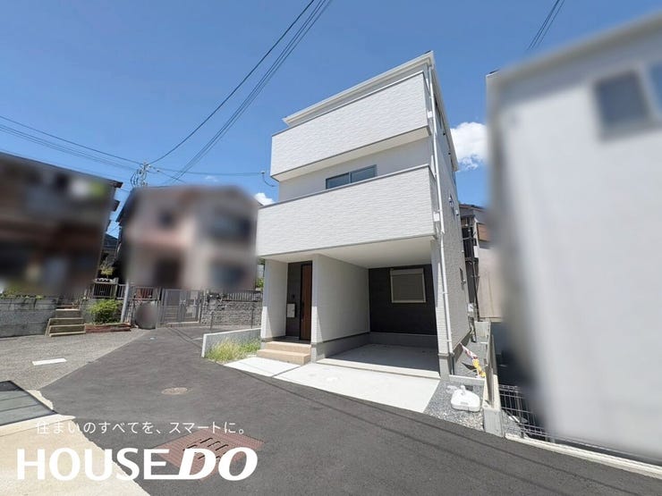新築戸建の外観。シャープなデザインの外壁が目を引きます。
