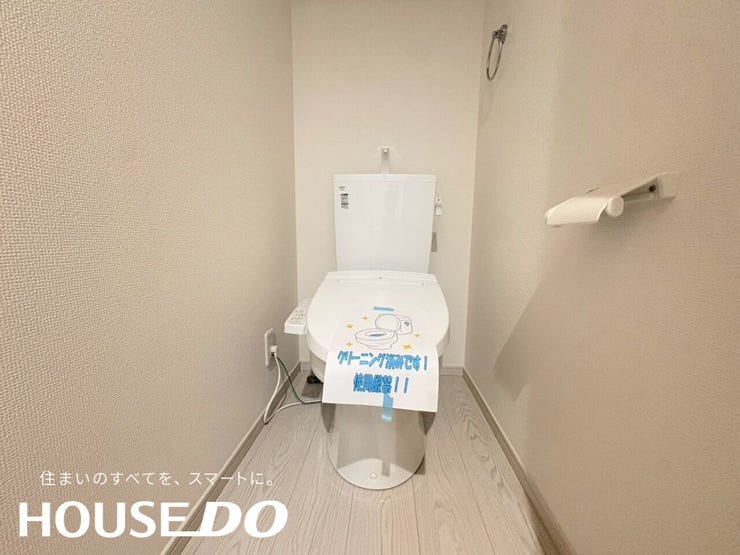 1階トイレ。温水洗浄便座付きで清潔に使用できます。