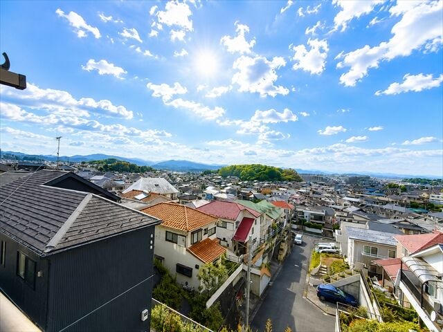 視界いっぱいに広がる開放的な眺望が魅力。青空と街並み、その先に望む山々が日々の暮らしを彩ります。