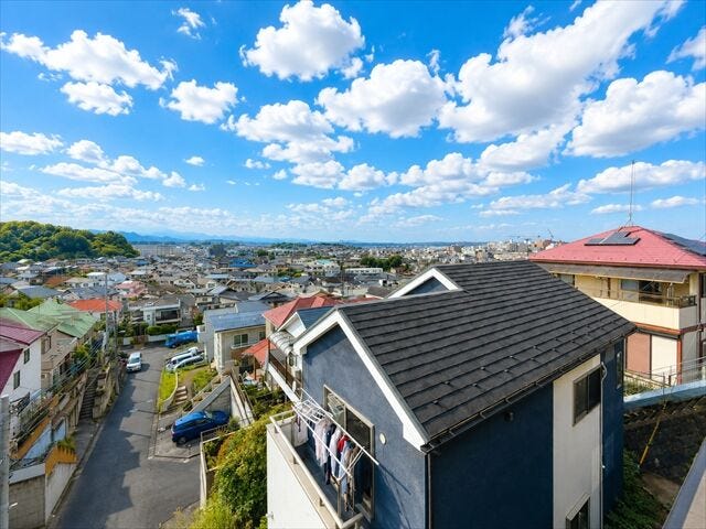青空の下に広がる開放感あふれる眺望。街並みを一望でき、遠くまで見渡せる爽快な景色が魅力です。