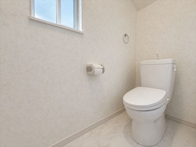 トイレ:白を基調としたシンプルな壁紙のトイレになります。2階にも設置されているのでお部屋からの移動も短縮できますね。
※実際の写真から家具等を消すCG加工をしています。