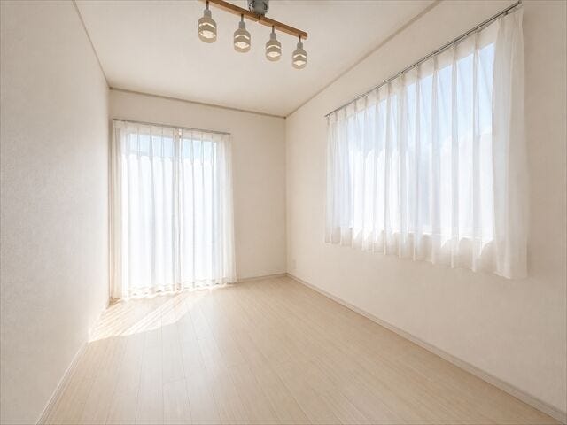 洋室:2面採光なので日当たり、風通しともに良好です。
※実際の写真から家具等を消すCG加工をしています。