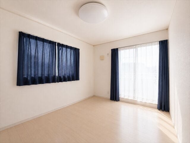 洋室:大きめの窓から陽射しがたっぷり降り注ぎ、明るいお部屋になっていて気持ちよく過ごしていただけます。
※実際の写真から家具等を消すCG加工をしています。