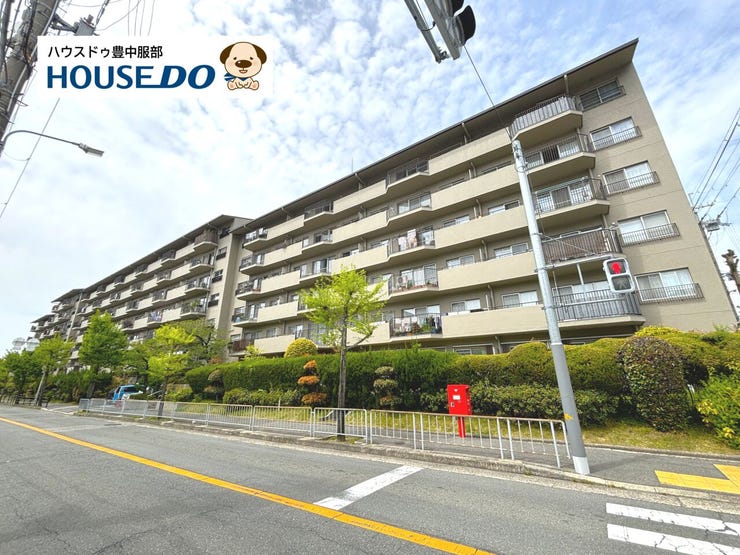 北大阪急行南北線「箕面船場阪大前駅」まで徒歩6分と通勤、通学に便利な場所に位置し、買物施設も徒歩圏に揃っています。