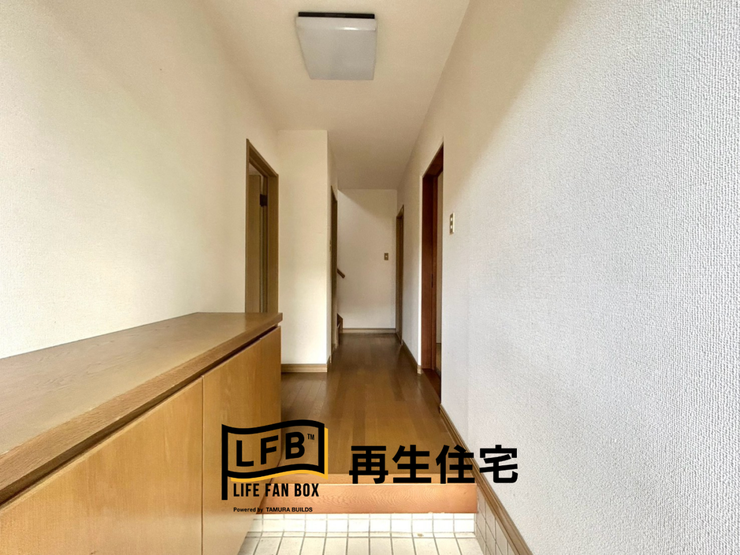 白を基調とした、明るく清潔感のある玄関がお客様をお出迎えします!