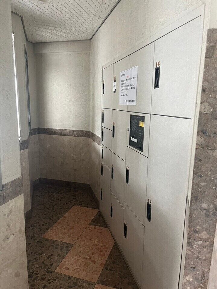 不在時は宅配ボックスが便利です。