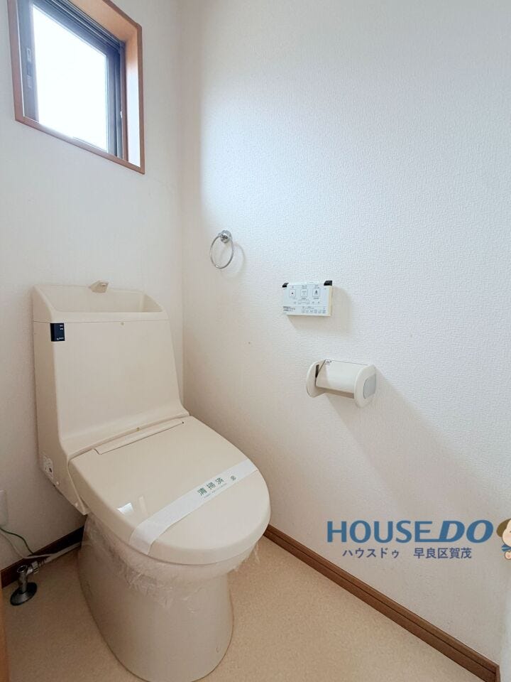 二階トイレは白を基調としたスッキリ空間です