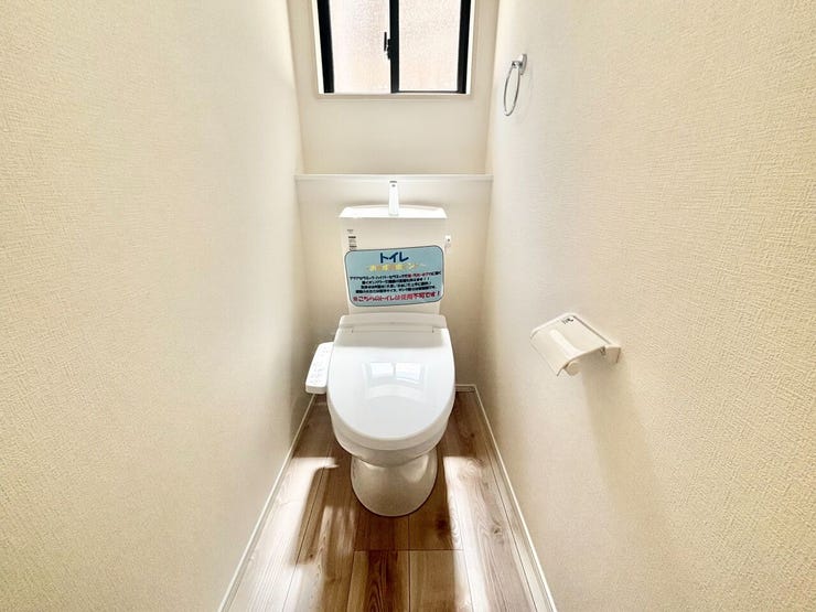 トイレに小窓がついているため、換気に便利です♪
