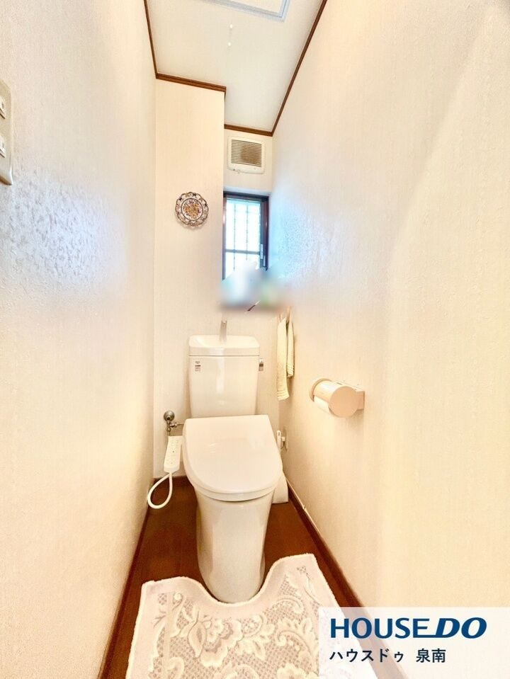 温水洗浄便座付きのトイレです。汚れてもサッとひと拭きでお手入れ簡単。節水仕様でしっかり洗浄できます。環境にやさしく、しかも経済的です。