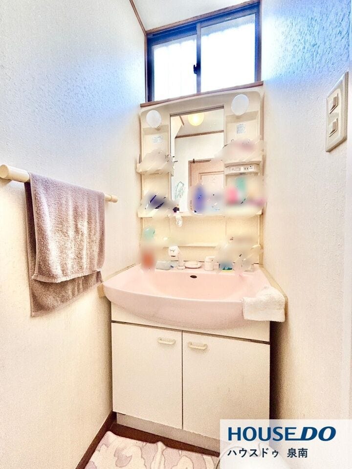 収納スペースもバッチリなこちらの洗面台。忙しい朝の時間にお役立ち!化粧品やヘアケア用品など細かな物も収納しておけるから「あれ?アレどこだっけ?」がなくなること間違いなし♪