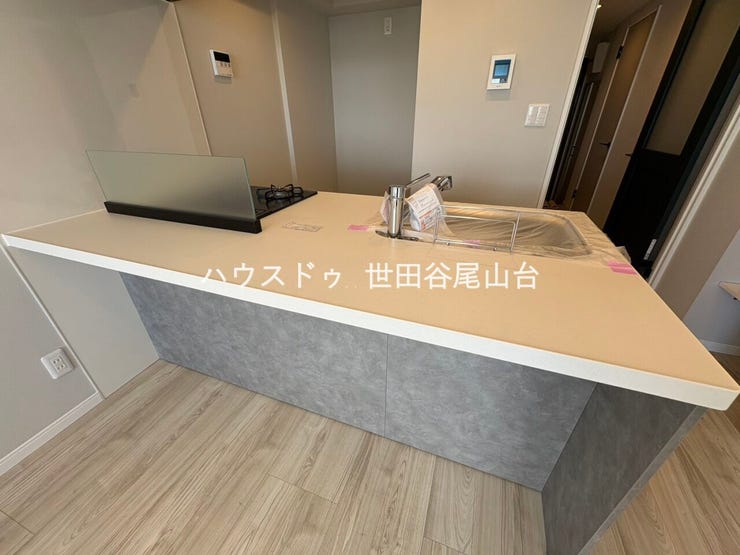 キッチンと直結したカウンターは広く、調理をしながら近い距離で家族での会話も楽しめます。