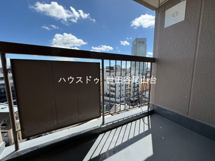 8階最上階から階下の景色を一望できるバルコニー。コンパクトながら通気性は抜群です。気分転換したいときのプライベートスペースとしても活用できます。