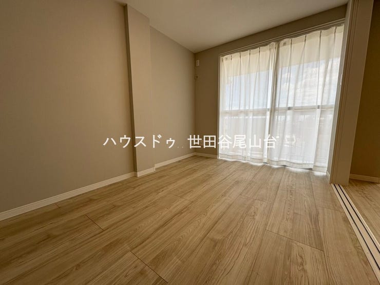 最上階ならではのひらけた窓を開けると、遮るもののない心地よい風が入り込みます。通気性は抜群です。